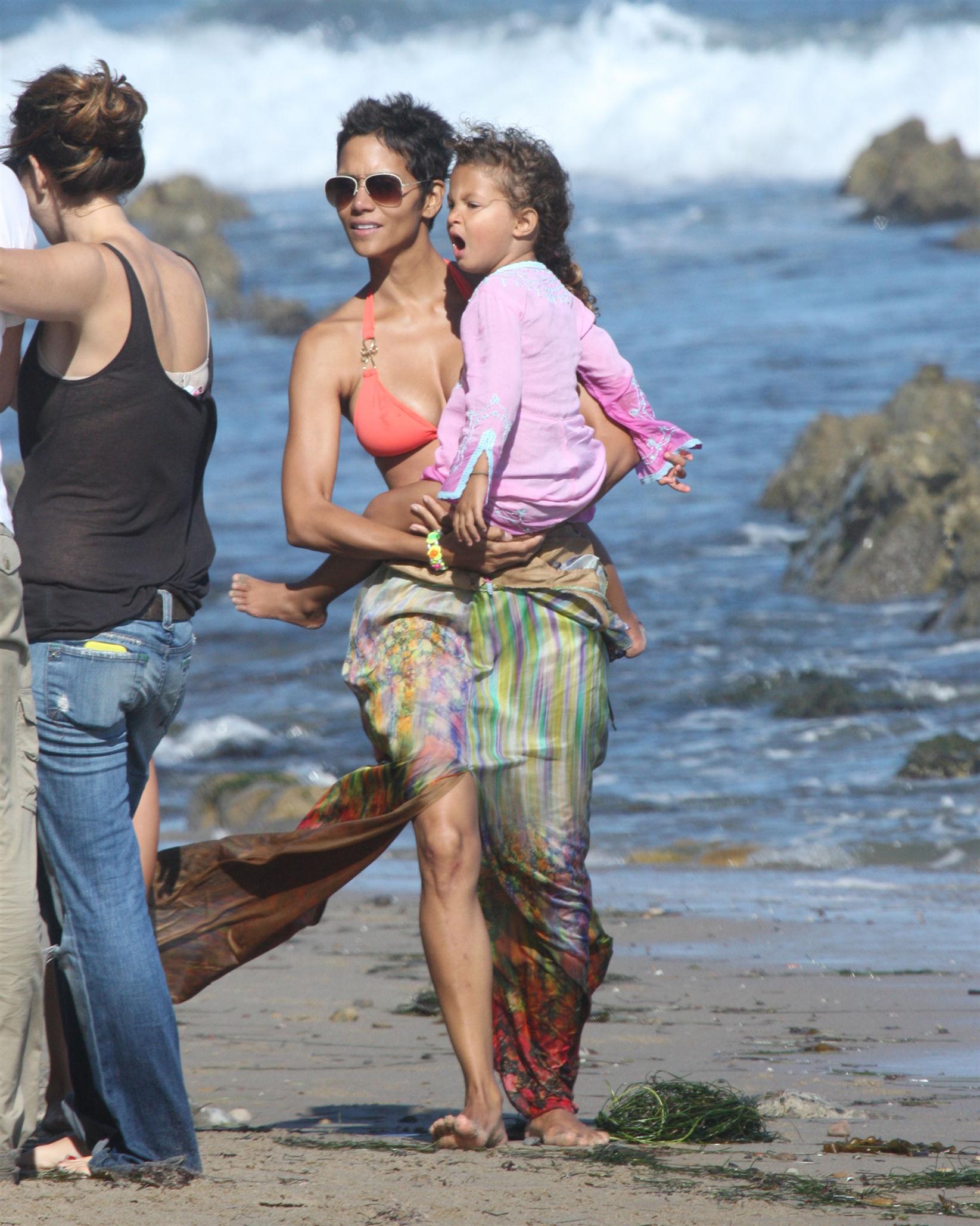 Halle Berry spends her 45th birthday on Malibu Beach photos | Picture 59749